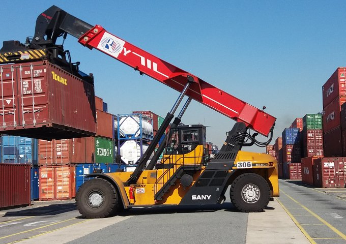 Where a container side loader earns its keep in ramp and rail ops ...