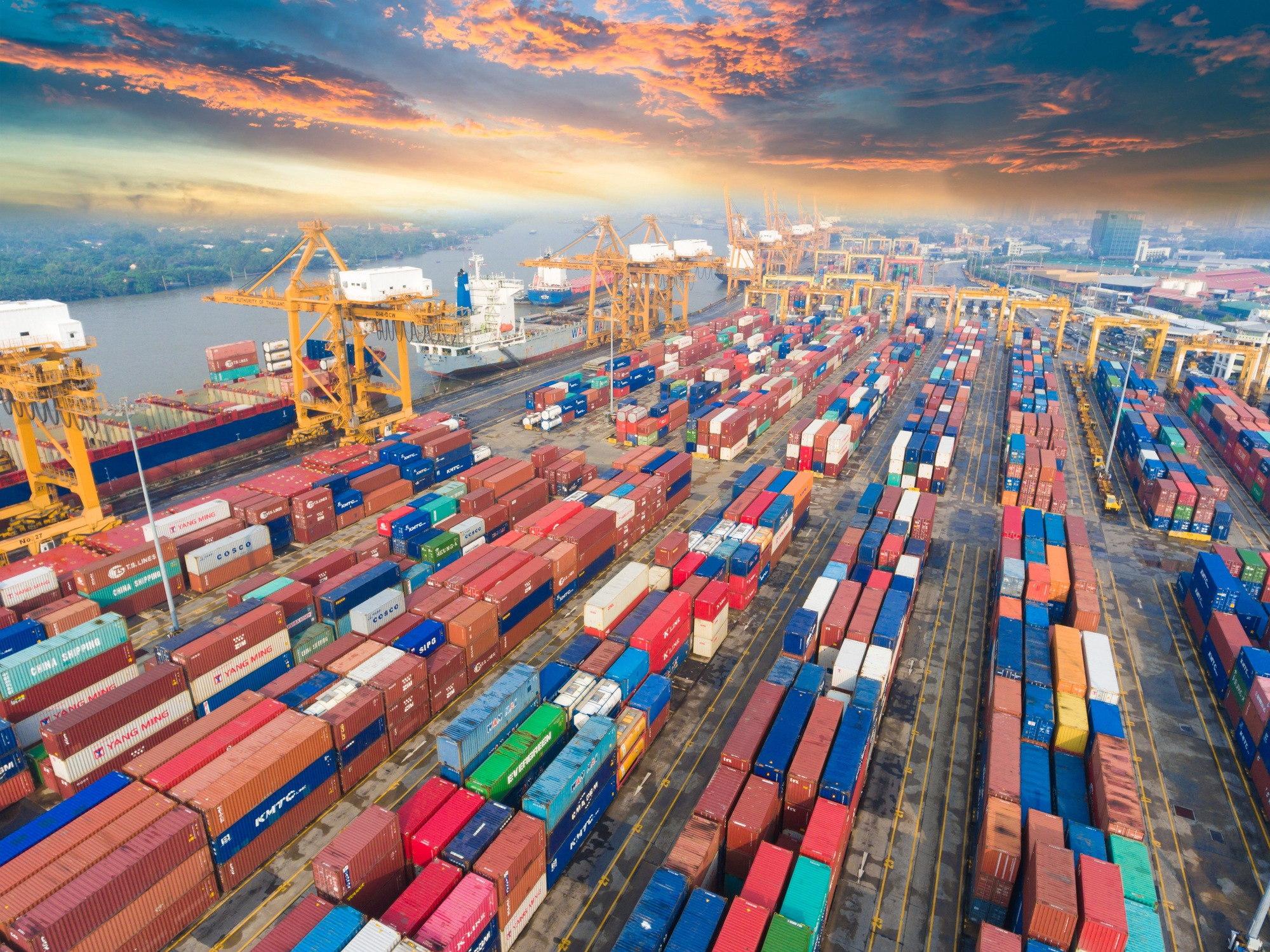 How to load and unload a shipping container for terminal throughput ...